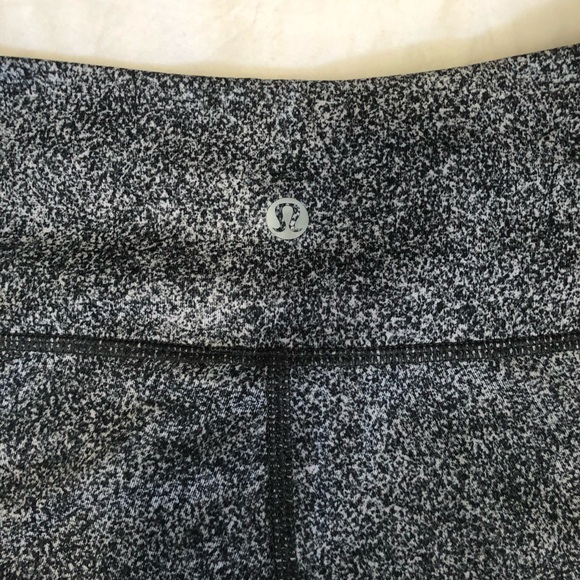 *sold* like new lululemon leggings size 4 - Picture 8 of 8